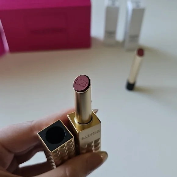 Valentino Spike Buttery Matte Lipstick 3 Piece Set With Pink Cosmetic Bag - Picture 4 of 11